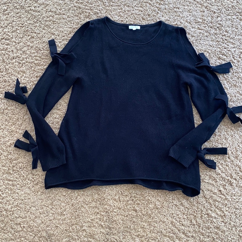 Black sweater with open sleeves and bow detail